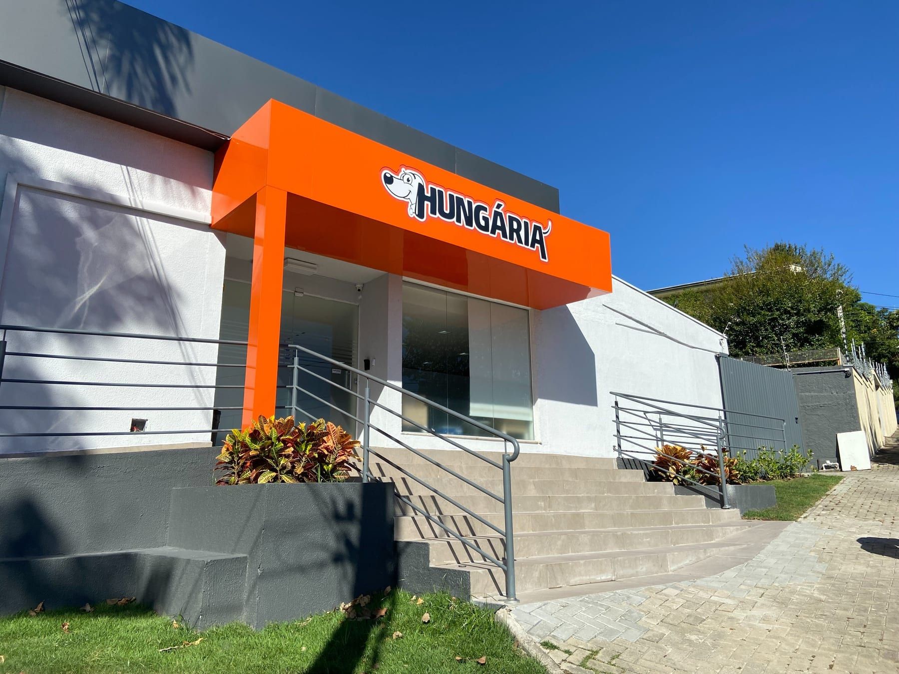 Fachada laranja do Hospital Veterinário Hungária em São José dos Campos