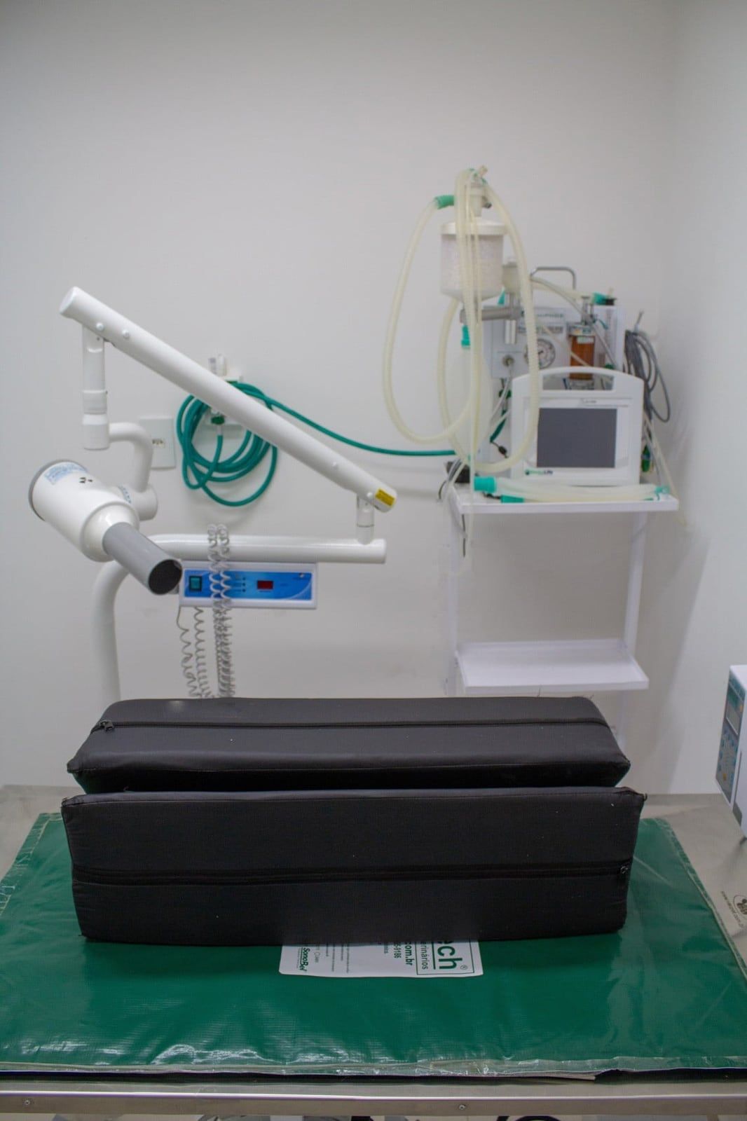 Sala com aparelho de raio-x e equipamento de anestesia do Hungária